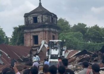 फूलों की मंडी पर चला बुलडोज़र, कई हुए बेरोज़गार