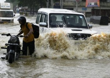 बादलों की गड़गड़ाहट के साथ लखनऊ जलमग्न