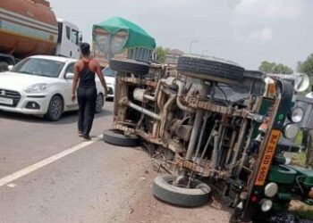 शाहजहांपुर में चालक को आई झपकी, बेकाबू पिकअप पलटा, तीन की मौत, 17 घायल