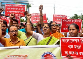बांग्लादेश में हिंदुओं पर अत्याचार जारी, गुवाहाटी में विरोध-प्रदर्शन