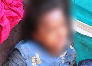 अज्ञात महिला का शव संदिग्ध अवस्था में जाली से लटका मिला