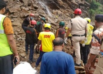 केदारनाथ में फंसे हजारों यात्रियों का रेस्क्यू जारी, दो की मौत