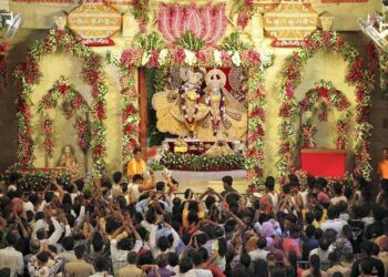 15 लाख श्रद्धालु जन्माष्टमी पर मथुरा पहुंचे, कामधेनु गाय के दूध से हुआ अभिषेक और 1008 कमल पुष्पों से अर्चन