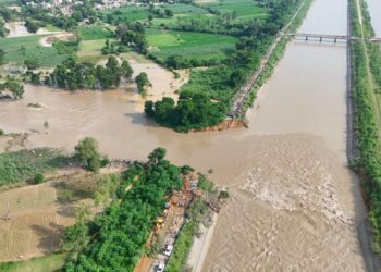 सीतापुर में शारदा नहर का क़हर, सैकड़ों गांव जलमग्न, कई ग्रामीण बाढ़ में फंसे