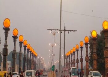चोरों को भगवान से भी नहीं लगता डर, रामपथ से चोरी कर खोल ले गए कीमती लाइट