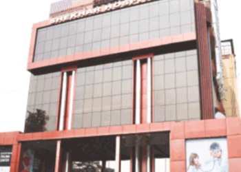 शेखर अस्पताल गिराने पहुंचे बुलडोजर को स्टे ने रोका