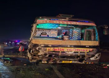 डिवाइडर से टकराकर एक्सप्रेस वे पर पलटी स्लीपर बस, 38 यात्री घायल