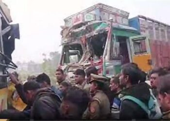 प्रयागराज से नागपुर जा रही बस की डंपर से भिड़ंत, छह की मौत, 17 घायल
