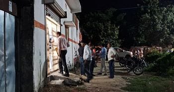 रिश्वत लेते रंगे हाथ दबोचे गए चपरासी संग बैंक मैनेजर