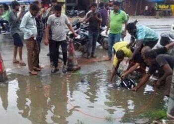 बाइक समेत सड़क किनारे गड्ढे में समा गया युवक