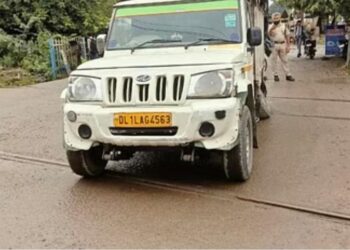 रेलवे क्रासिंग पर पिकअप का एक्सल टूटा, रुक गई ट्रेन