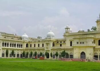 लखनऊ यूनिवर्सिटी के सुभाष हॉस्टल में घटिया खाना मिलने पर बवाल, जमकर हंगामा