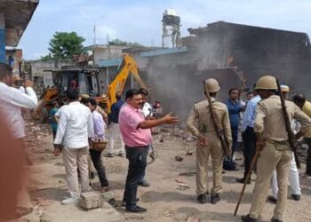 बहराइच में 23 अवैध मकानों पर चला योगी का बुलडोजर