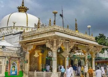 संकटमोचन महादेव मंदिर के ऊपर बना दी अजमेर दरगाह