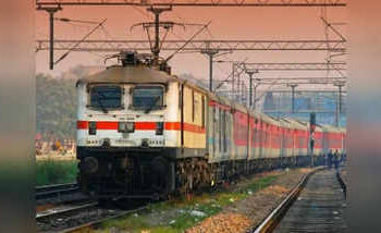 सीतापुर और लखीमपुर के युवकों की आशिकी भी ये क्या रंग लाई, ट्रेन आई और उड़ाकर चली गई