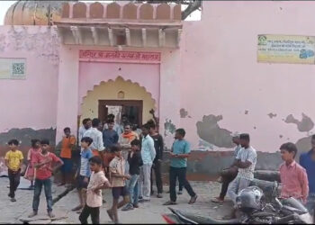 मंदिर परिसर में मांस देख भड़के हिंदूवादी, महंत की तहरीर पर  रिपोर्ट दर्ज
