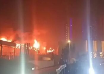 नोएडा सेक्टर 74 के बैंक्वेट हॉल में लगी भीषण आग, इलेक्ट्रिशियन की मौत