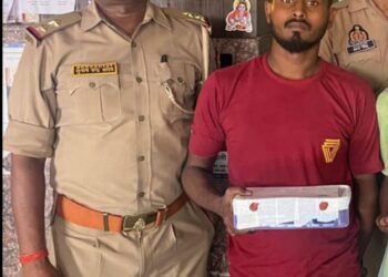 पलक झपकते ही उड़ा देते थे रेल यात्रियों के मोबाइल फोन, जीआरपी चारबाग ने किया गिरफ्तार