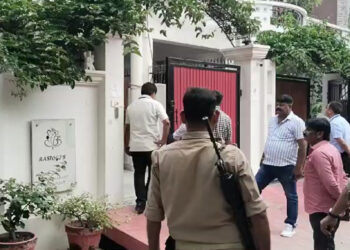 लखनऊ में यूपी जल निगम से संबंधित अफसरों के ठिकानों पर विजिलेंस की छापेमारी