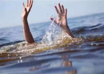 माता पिता की डांट से नाराज किशोरी ने गोमती नदी में लगाई छलांग,पुलिस ने बचाई जान