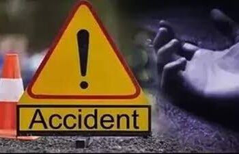 अलीगढ़ में भीषण सड़क हादसा, खड़ी ट्रैक्टर ट्रॉली से भिड़ी बाइक, 4 दोस्तों की मौत