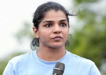 डब्लूएफआइ अध्यक्ष बनना चाहती थीं बबीता फोगाट, इसीलिए पहलवानों को उकसाया: साक्षी मलिक