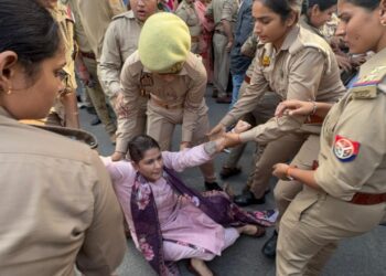 लखनऊ में पुलिस हिरासत में मौत के मामले में मंत्री आवास के सामने शव रखकर प्रदर्शन