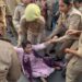 लखनऊ में पुलिस हिरासत में मौत के मामले में मंत्री आवास के सामने शव रखकर प्रदर्शन