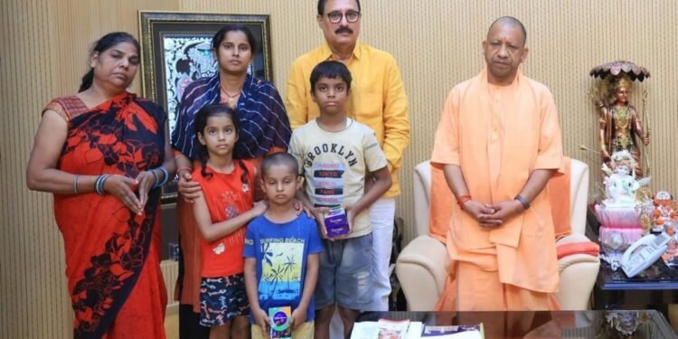 मोहित पांडेय के परिवार से सीएम योगी आदित्यनाथ ने की मुलाकात