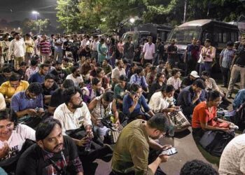 बंगाल में जारी है, सरकारी अस्पतालों के बाहर जूनियर डॉक्टरों का अनशन