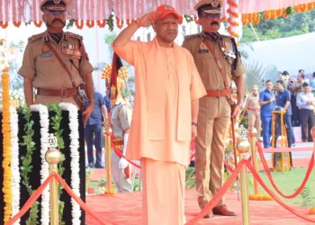 सीएम योगी ने खोला खजाने का पिटारा, पुलिसकर्मियों को 115 करोड़ की योजनाओं का दिया तोहफा, शहीद परिवारों का बढ़ाया मान