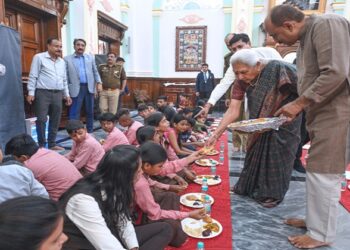 राज्यपाल आनंदीबेन पटेल ने बच्चों के साथ मनाया जन्मदिन