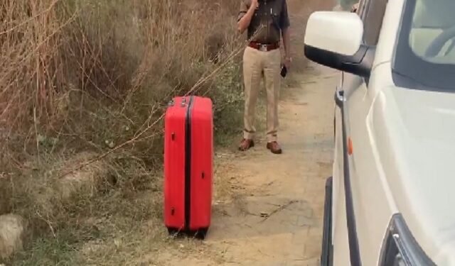 हाईवे किनारे सूटकेस में मिला अज्ञात महिला का शव