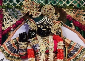 बांके बिहारी मंदिर में बदली गई दर्शन की टाइमिंग, मौसम के मुताबिक किया गया बदलाव