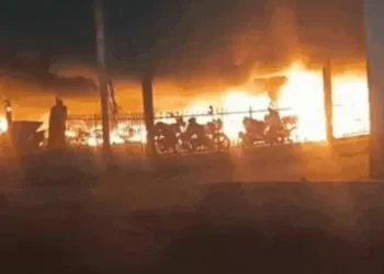 वाराणसी कैंट स्टेशन पर लगी भीषण आग, सैकड़ों बाइकें जलकर राख