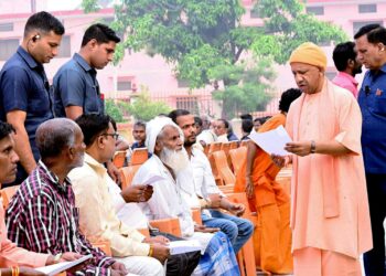 समस्याओं के समाधान के लिए प्रतिबद्ध है सरकार, जनता दर्शन में बोले सीएम योगी 