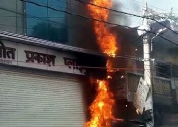 आधी रात में दुकानों में आग का तांडव, लाखों का सामान जलकर खाक
