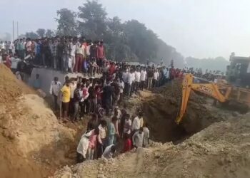 मिट्टी की दीवार गिरने से चार महिलाओं की मौत, दर्जनभर के दबे होने की आशंका