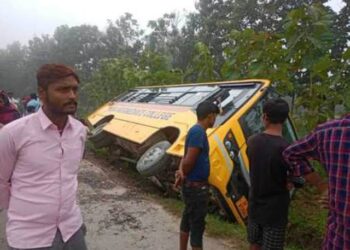 महराजगंज में पलटी स्कूल बस, पांच छात्राएं घायल, मची चीख-पुकार
