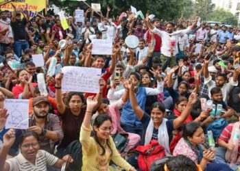 अब आरओ-एआरओ पर फंसा पेच, छात्र जमकर कर रहे नारेबाजी,आंदोलन जारी