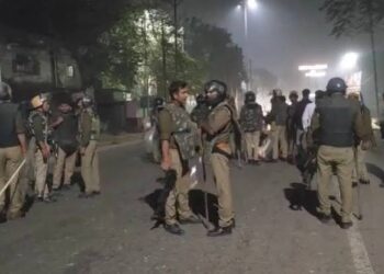 बाइकों में टक्कर के बाद खूनी संघर्ष, पुलिस पर पथराव, कोतवाल और सीओ घायल
