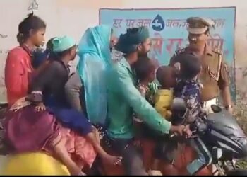 एक बाइक पर आठ सवारी देख पुलिस ने पीटा माथा
