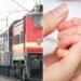 चलती ट्रेन में महिला ने दिया बच्चे को जन्म