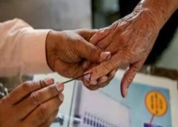 नौ विधानसभा सीटों पर मतदान जारी, कानपुर में सपा ने लगाए पुलिस पर गंभीर आरोप