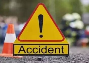पेड़ से टकराई तेज रफ्तार कार, एक ही परिवार के चार लोगों की मौत