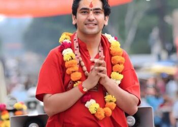 मोबाइल फेंकने की घटना के बीच धीरेंद्र शास्त्री की प्रतिक्रिया, हमें मोबाइल मिल गया है