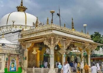 दरगाह में मंदिर ढूंढना किसी के हित में नहीं: नसीरुद्दीन
