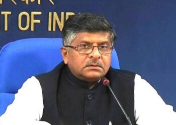बोले रविशंकर झूठी गारंटियों के लिए देश से माफी मांगें खरगे,राहुल