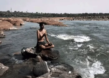 श्योपुर में कांग्रेस विधायक बाबू जंडेल ने विजयपुर सीट के लिए की तपस्या, वीडियो हुआ वायरल