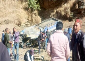 कुल्लू जिले के आनी उपमंडल में बस दुर्घटना, एक की मौत, कई घायल